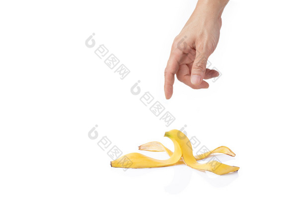 男人的手，伸手剥了皮的<strong>香蕉</strong>皮