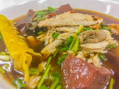 血豆腐汤。猪肉内脏与血果冻汤猪肉血汤著名的亚洲汤.