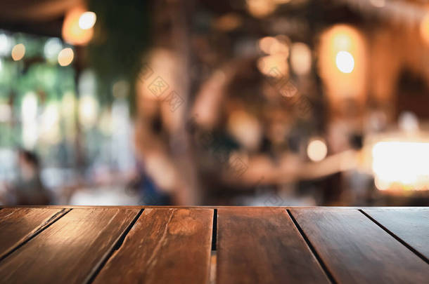 餐厅背景模糊的木制桌子是一个抽象的背景.