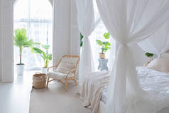 舒适的内部，有明亮的巴厘风格的公寓和完全白色的墙壁，柳条家具