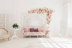 豪华华丽的室内设计, 典雅的复古家具和花卉装饰 
