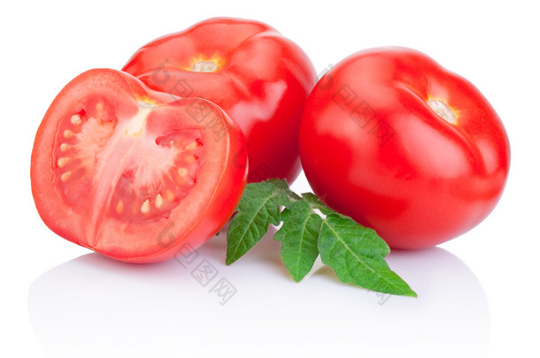 两个多汁的红番茄，一半叶片上孤立白 ba