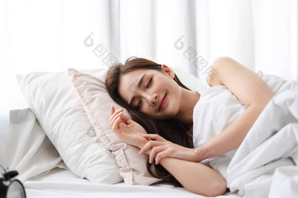正在睡觉的年轻亚洲妇女享受和放松躺在t的肖像