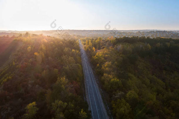 通过秋季森林的道路鸟瞰图。4k 素材.