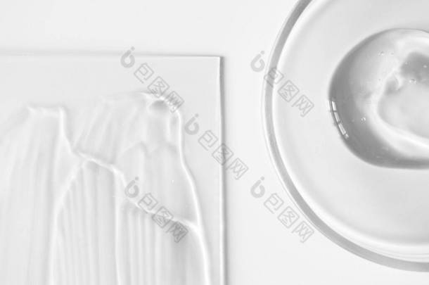 近视<strong>芦荟</strong>凝胶在玻璃培养皿和透明的皮肤护理乳液在玻璃白色背景，以上。纯质水化洗发水或面膜