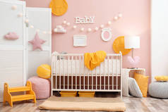 美丽的婴儿房室内与婴儿床