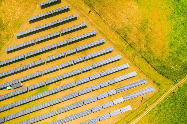 对太阳能电厂在农业景观鸟瞰图