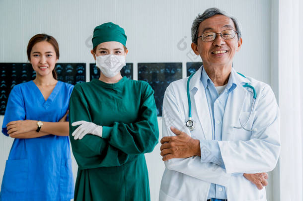 医院医生和护士团队合作成功亚洲专家带着幸福的微笑和对临床背景的自信