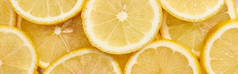 成熟的鲜黄色柠檬片顶部视图，全景拍摄