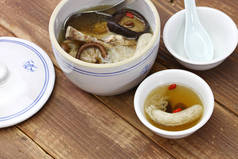 竹蘑菇汤，中国云南菜