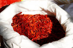 在中国云南丽江古城附近的一个乡村市场出售一大袋红辣椒