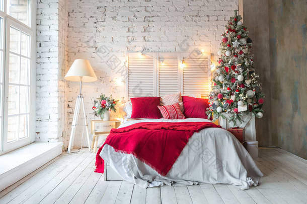 时尚的卧室<strong>内饰</strong>与优雅的装饰圣诞树 