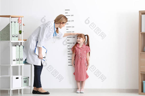 女<strong>医生</strong>测量小女孩身高的临床研究