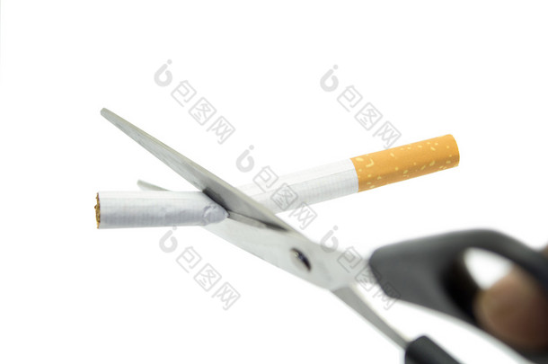 用剪刀剪香烟