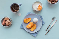 法国炸土司配茶,煮熟的鸡蛋和新鲜的酸奶.美味的农民早餐。平躺在床上