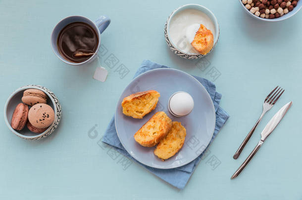 法国炸土司配<strong>茶</strong>,<strong>煮</strong>熟的鸡蛋和新鲜的酸奶.美味的农民早餐。平躺在床上
