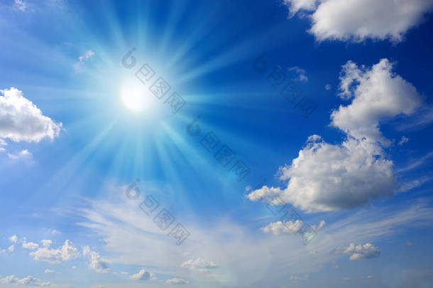 蓝天上有阳光和云彩。<strong>太阳</strong>射线.