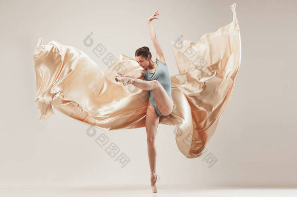 现代芭蕾舞演员在白色演播室背景下全身<strong>舞蹈</strong>.