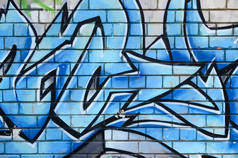 涂鸦画碎片。在街头艺术文化的风格上装饰着漆渍的旧墙。彩色背景纹理.