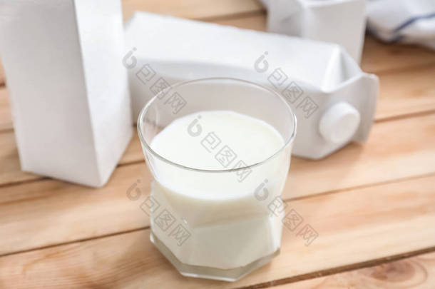 杯新鲜的牛奶，木制的桌子上