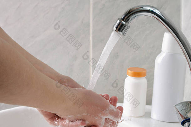 在浴室里用肥皂和自来水洗手，以防止细菌、流感和污垢危害<strong>皮肤</strong>健康
