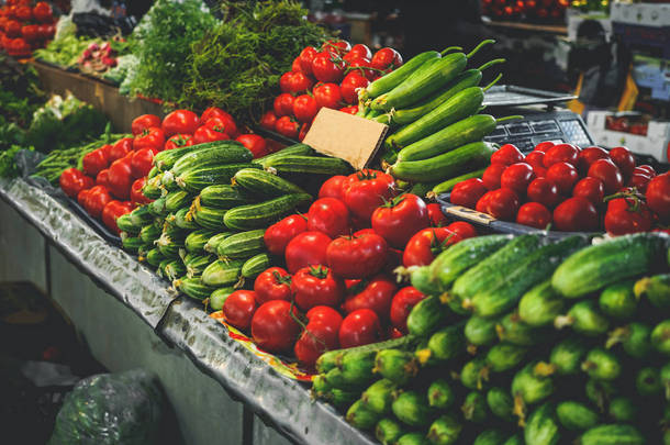 成熟的西红柿和黄瓜在格鲁吉亚市场上 