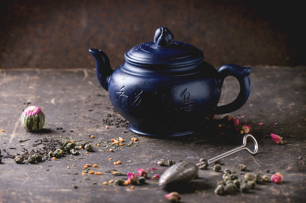 茶壶和茶树叶