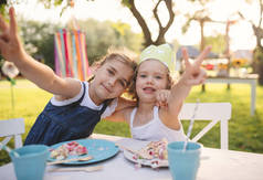 参加夏季花园派对的小女孩们，生日庆祝活动的概念.