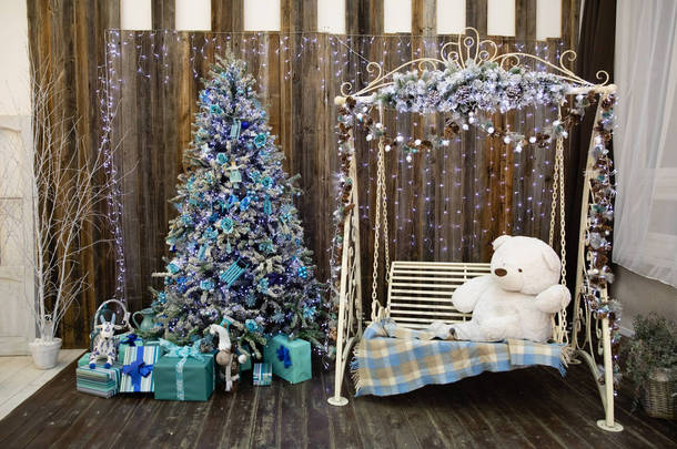 传统客厅装饰着圣诞装<strong>饰品</strong>和一棵树