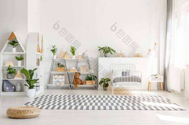 斯堪的纳维亚风格, 木制家具与植物和山装饰在一个阳光明媚, 单色儿童卧室内部与白色墙壁