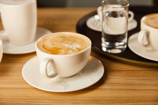 咖啡店里有选择的茶托和一杯美味咖啡焦点 