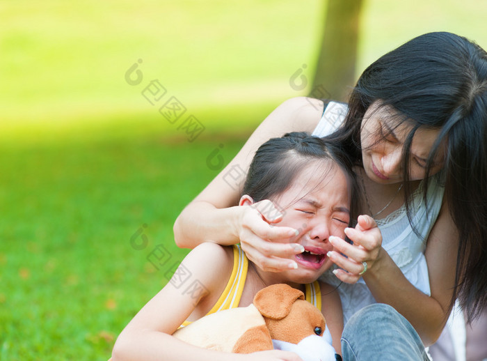 亚洲的小女孩在哭