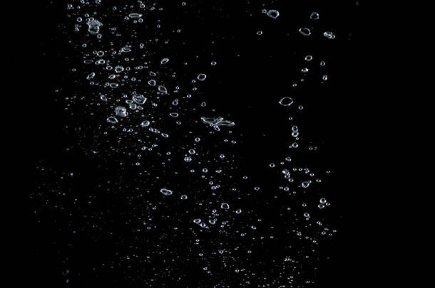 近距离图像的苏打水溅在水中的许多小气泡, 使其感觉像清新和黑色的背景 