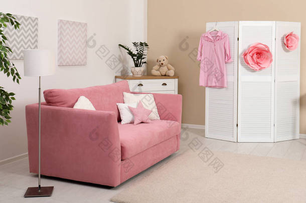 舒适的儿童房内饰配有沙发和现代装饰元素