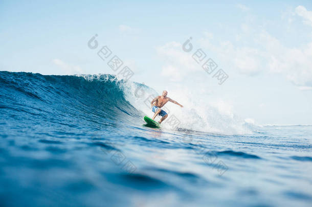 年轻的运动员在冲浪板上享受阳光明媚的一天