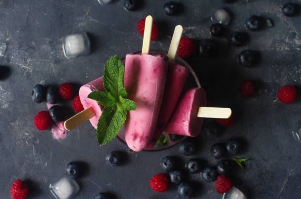 自制的冷冻水果冰棒, 新鲜的天然覆盆子和蓝莓, 冰淇淋与浆果