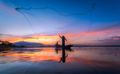 渔民捕鱼在清晨金黄 ligh