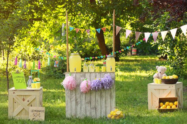 装饰的柠檬水站在公园里。夏季清凉天然饮品