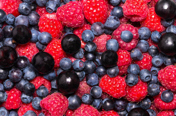 覆盆子和蓝莓。新鲜有机浆果宏。水果背景.
