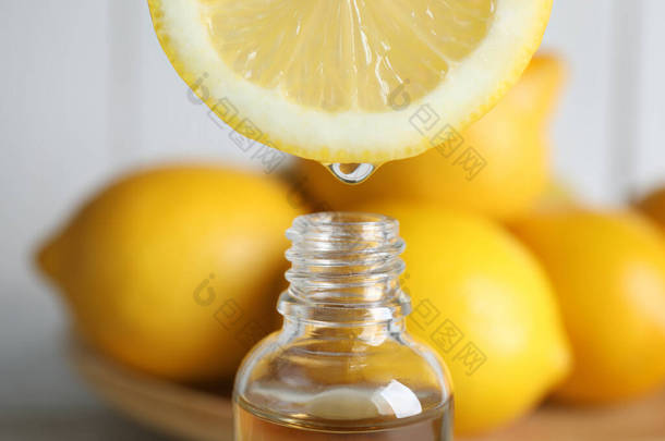 <strong>柠檬片</strong>滴入瓶中的柑橘精油，特写