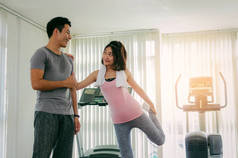 爱的情侣。亚洲青年运动妇女伸展健身健身房与个人教练男子显示大拇指, 健美, 健康的生活方式, 运动健身, 锻炼和运动训练的概念