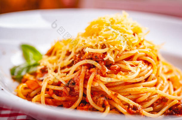 意大利菜。意大利面意大利面, 配上肉、帕玛森奶酪和西红柿, 放在白色<strong>盘子</strong>里。特写