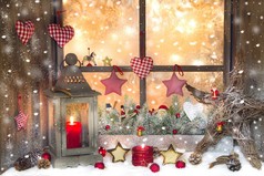 红色圣诞装饰灯的窗台上用木头