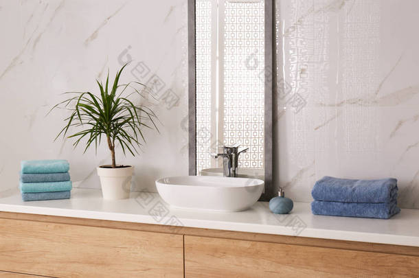 时尚浴室中的<strong>现代</strong>镜子和容器水槽