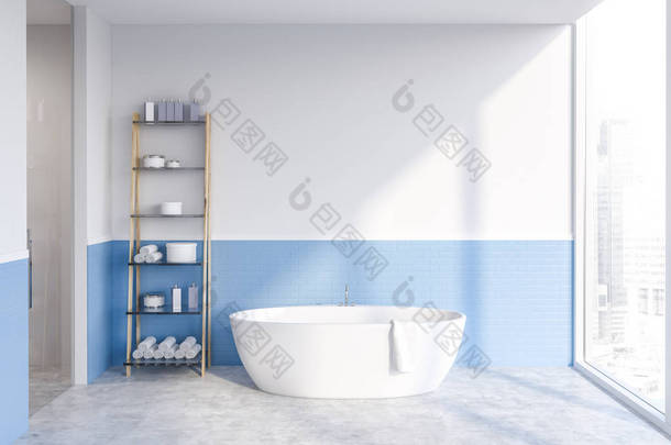 简约的浴室<strong>内饰</strong>配有<strong>白色</strong>和蓝色的砖墙、水泥地板、全景窗户和<strong>白色</strong>浴缸, 靠近货架, 配有洗发水和毛巾。3d 渲染