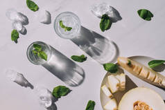 用白冰块在玻璃杯和瓜片上提神饮料的顶级视图