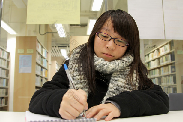 在一所大学<strong>努力学习</strong>的亚裔女子