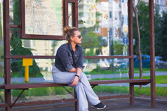孤独的女孩等待公交车站运输