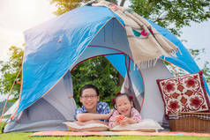 年轻的亚洲儿童，小男孩和小女孩在森林里露营.