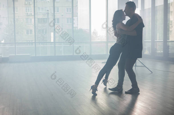 Kizomba 舞者在背景有大窗户的舞蹈室前展示他们对 Kizomba 舞蹈的热情